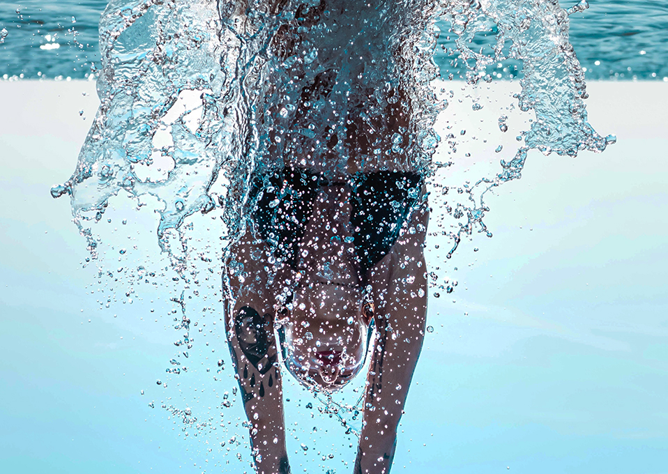 plongé dans piscine 